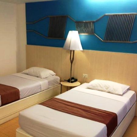 Highway Hotel Чиангмай Екстериор снимка