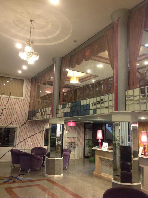 Highway Hotel Чиангмай Екстериор снимка
