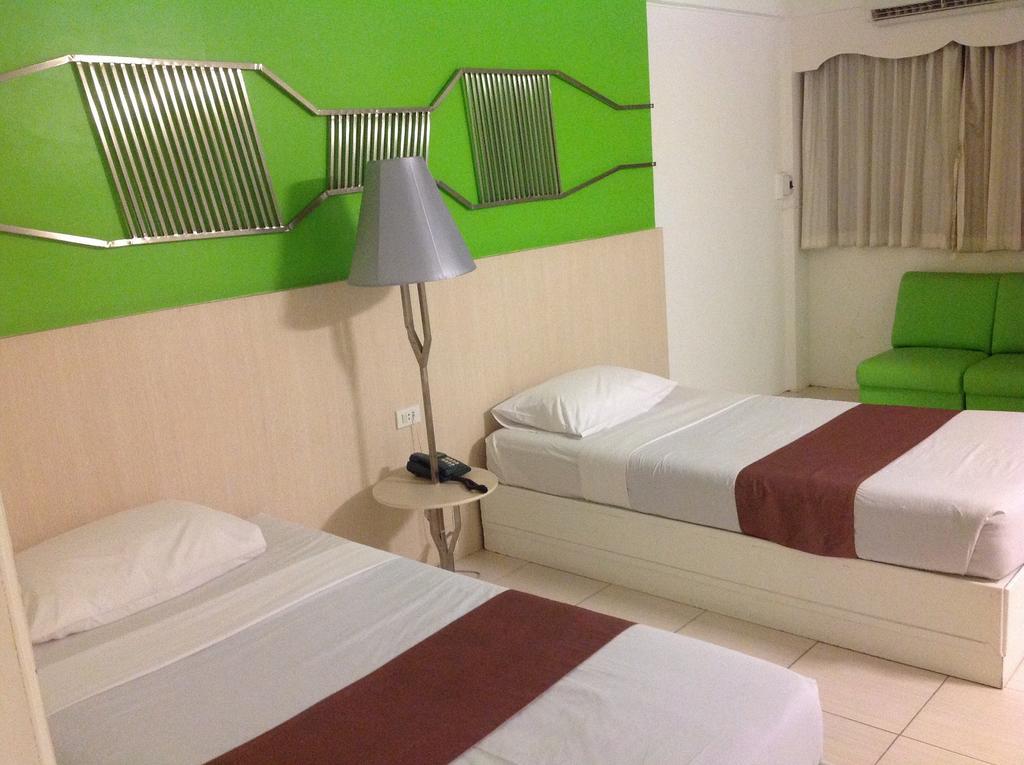 Highway Hotel Чиангмай Екстериор снимка