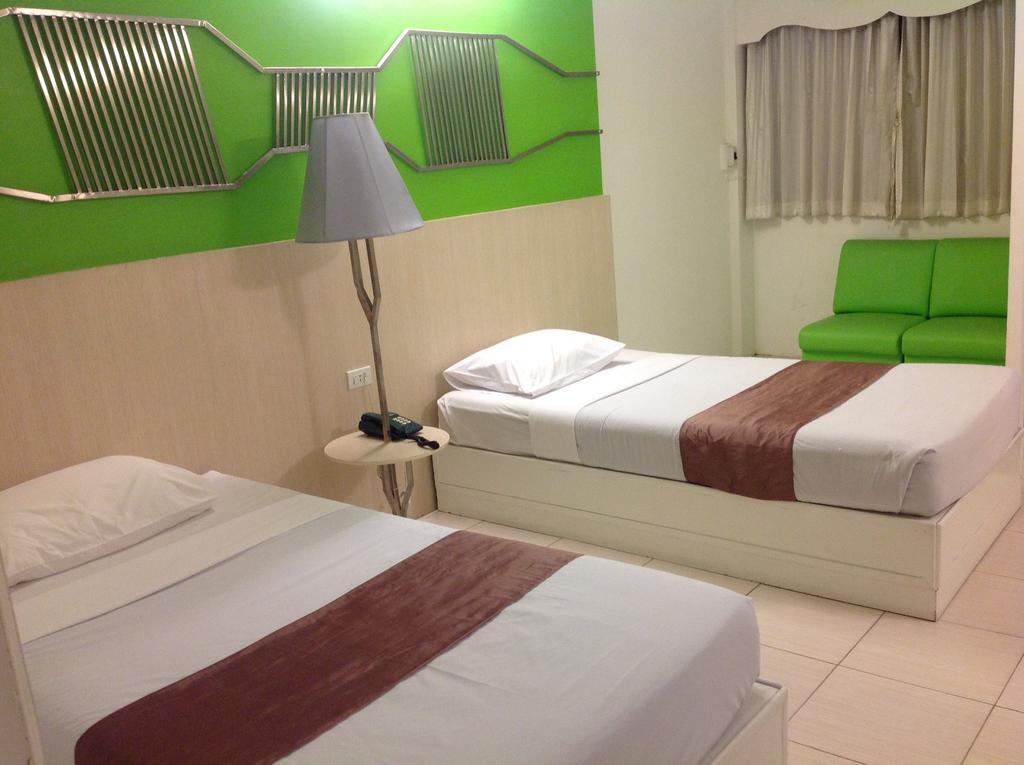 Highway Hotel Чиангмай Екстериор снимка