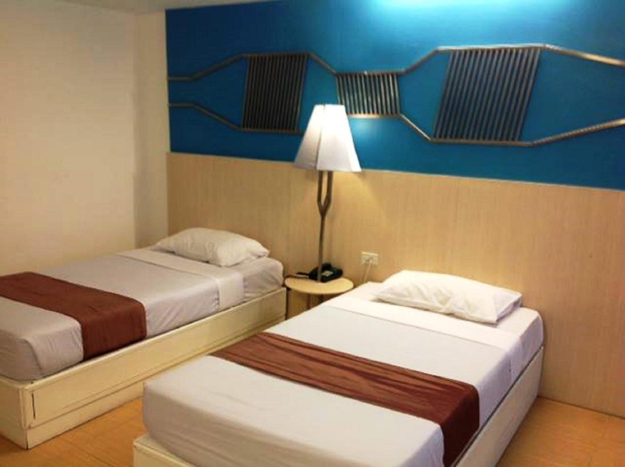 Highway Hotel Чиангмай Екстериор снимка