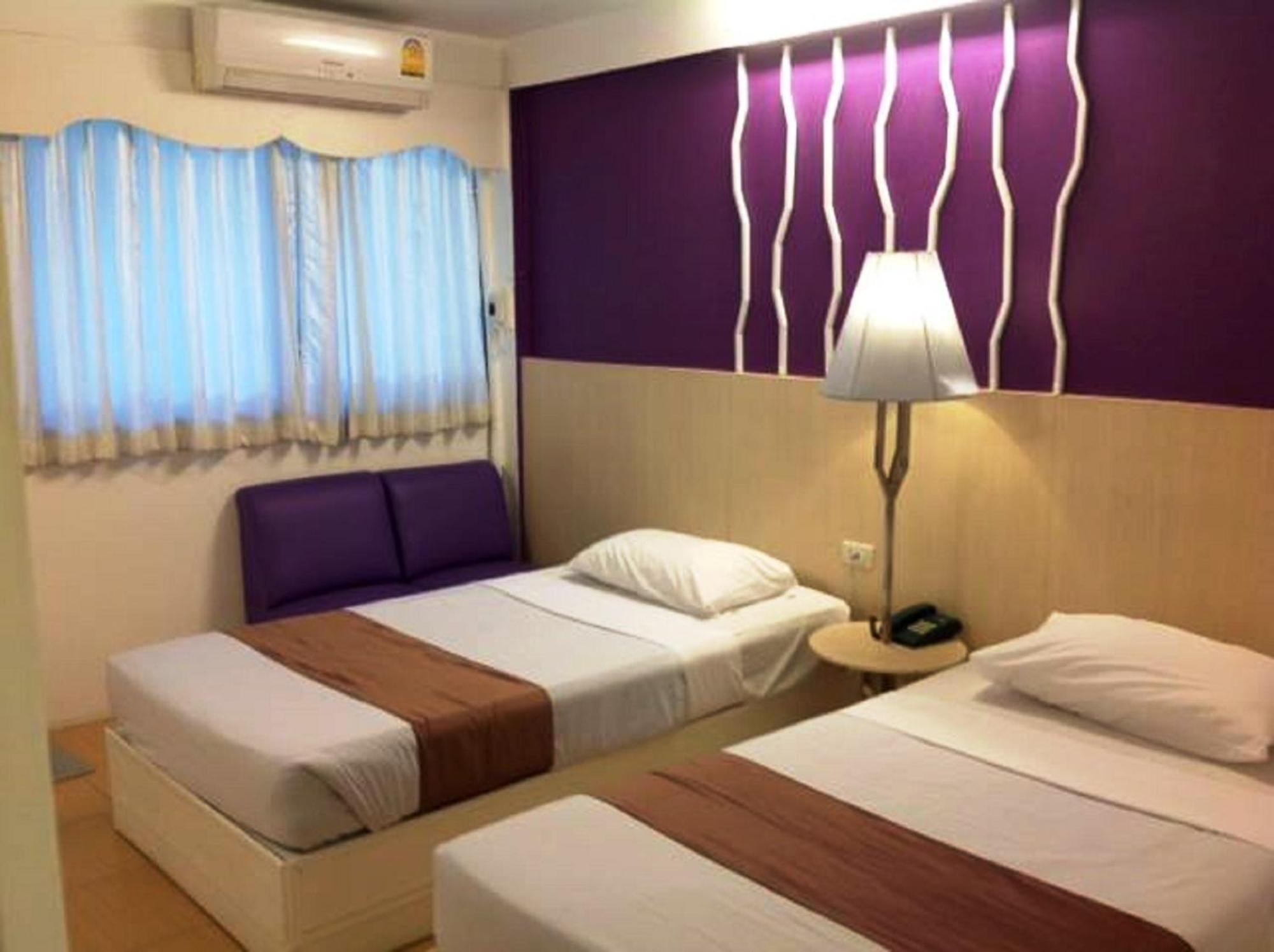 Highway Hotel Чиангмай Екстериор снимка
