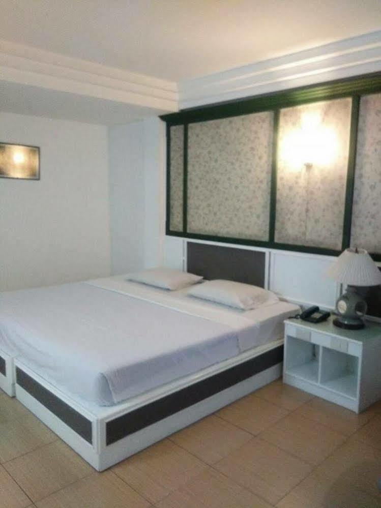 Highway Hotel Чиангмай Екстериор снимка