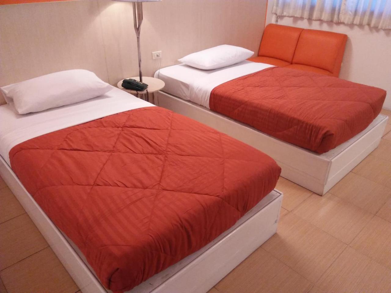 Highway Hotel Чиангмай Екстериор снимка
