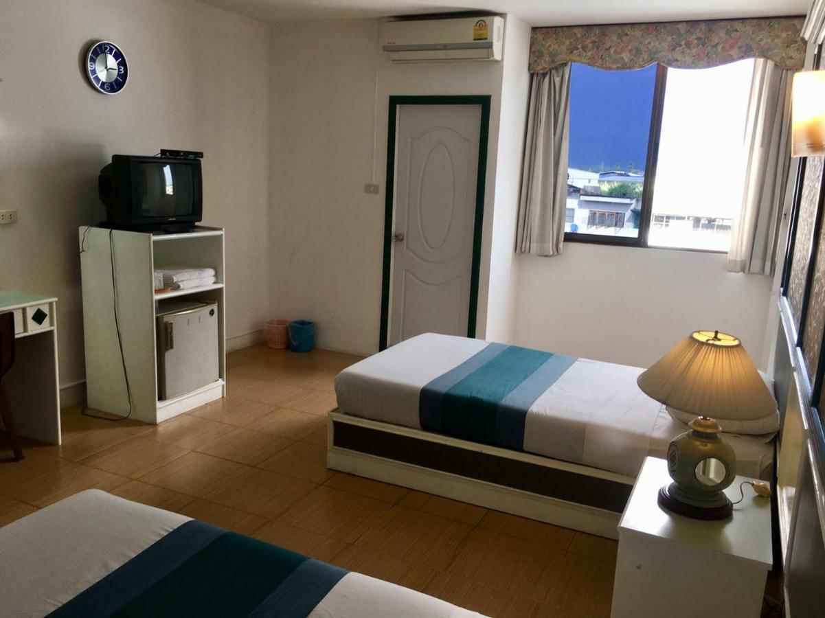 Highway Hotel Чиангмай Екстериор снимка